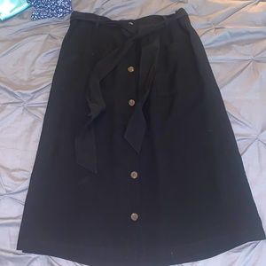 LARGE Old Navy black button down flowy skirt with tie belt